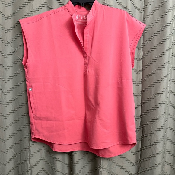 FIGS scrub top shirt size S
Barbie vibrant pink color, figs technical - Picture 3 of 8